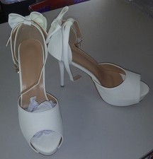 White wedding pumps high heels, shoes, bow in back size 9 to 9.5