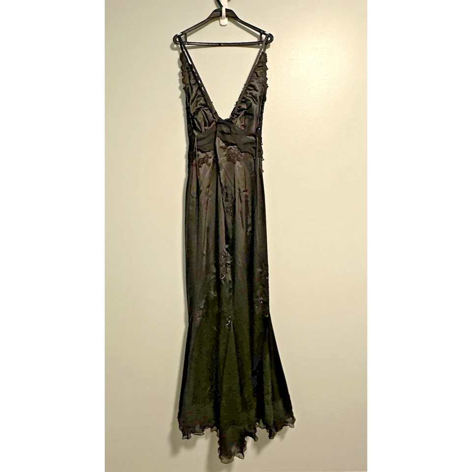 曼德勒礼服 12 Maxi Mermaid V 领荷叶边缎面黑色全新带标签童话 — 第 2/4 张图片