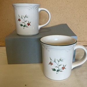 Pfaltzgraff Winterberry 10 Ounces Coffee Mugs Set of 2