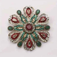 Vintage-Inspired Floral Brooch Pin - Exquisite Elegant Design Green & Red
