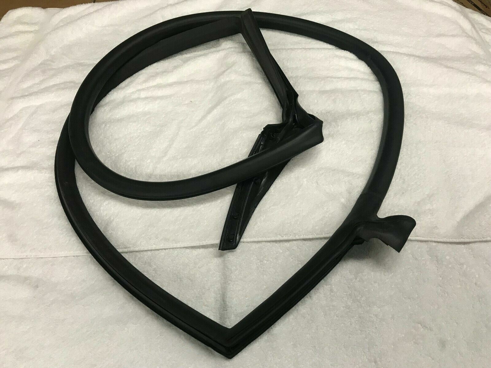 LAMBORGHINI HURACAN DRIVER LEFT SIDE DOOR RUBBER SEAL GASKET OEM 4T8831707B