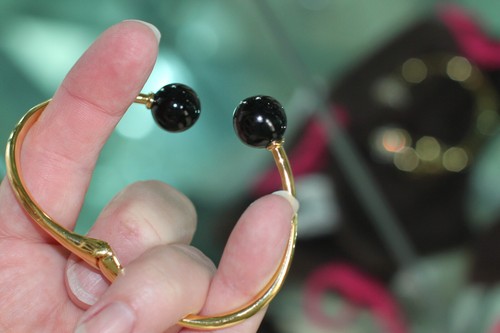 FUN Kate Spade New York Golden Girl BLACK BALL Bypass BAUBLES bracelet BANGLE - Picture 4 of 4