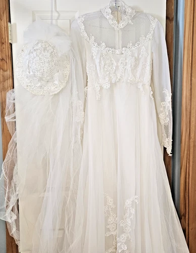 Vintage White Lace and Tulle Wedding Dress and Hat Veil 1980s