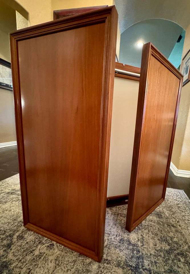 Gabinete de presentación triple pliegue de madera maciza de cerezo de lujo con pizarra blanca y pantalla Foto 4 de 4