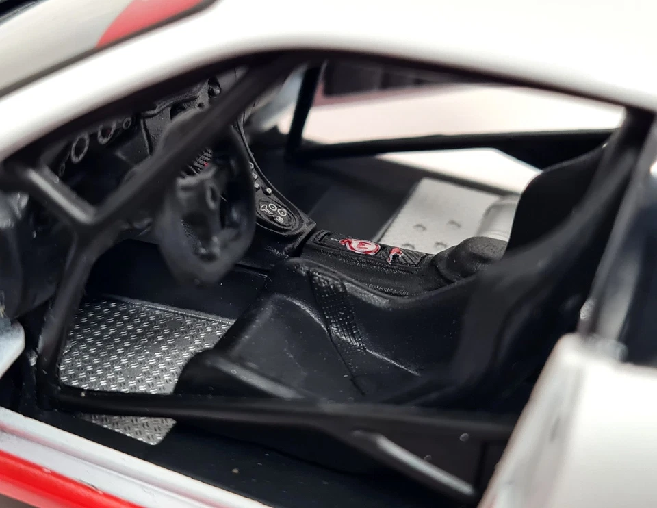 Maisto 1/24 - Maserati Coupe Trofeo Red / White Diecast Scale Model Car - Image 4 of 4