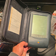 Apple Newton MessagePad H1000 PDA Touchscreen Handwriting Recognition w/ Case