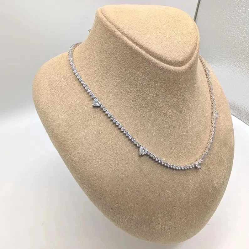 Collar de tenis para mujer de diamantes simulados con corte de corazón de 12 quilates enchapado en oro blanco de 14 quilates Foto 3 de 4