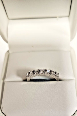 14kt Weißgold Jubiläumsring mit 7 Diamanten.