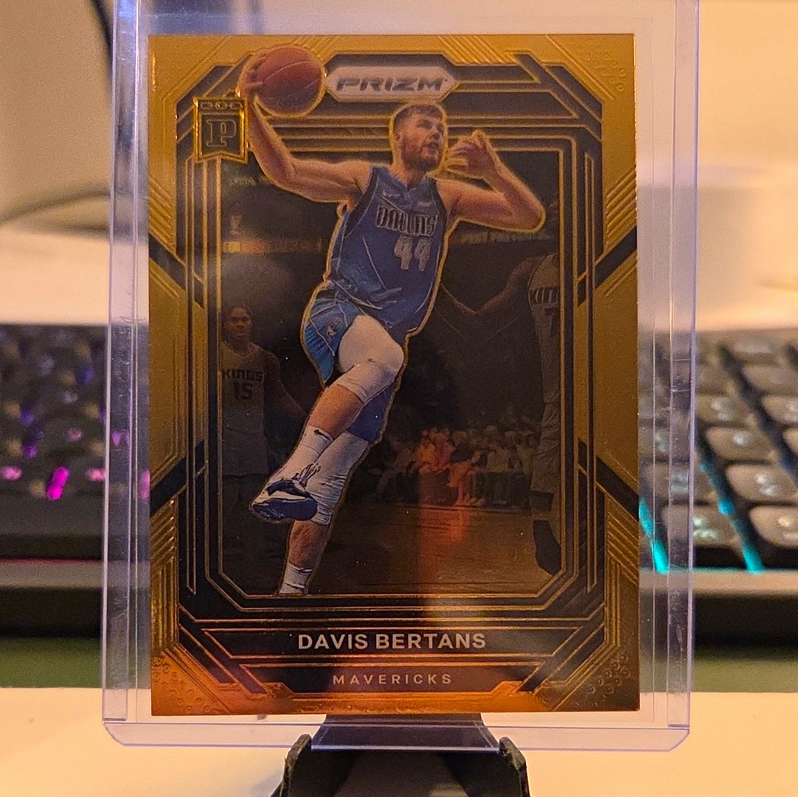 Panini 2022 Prizm Davis Bertans Gold Parallel #189 Mavericks NBA