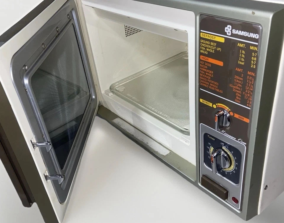 Vintage 80’s Samsung Microwave Oven Model RE-525D Faux Wood Grain Cooking Oven - Image 3 of 4