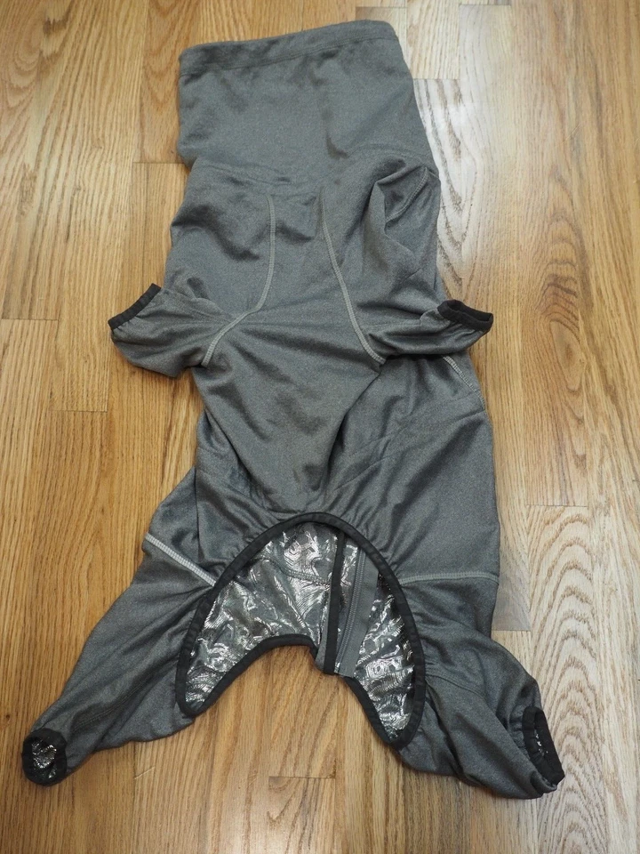 Terno aquecedor de corpo para cachorro Hurtta, traje de recuperação, cinza carbono, tamanho 50M - Imagem 2 de 3