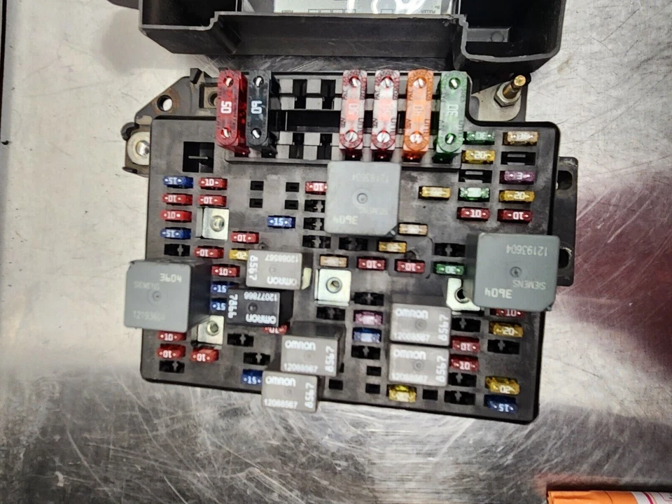 Módulo de caja de fusibles relé de motor Oldsmobile Bravada Envoy 2000-2001 OEM 15328840 Foto 3 de 4