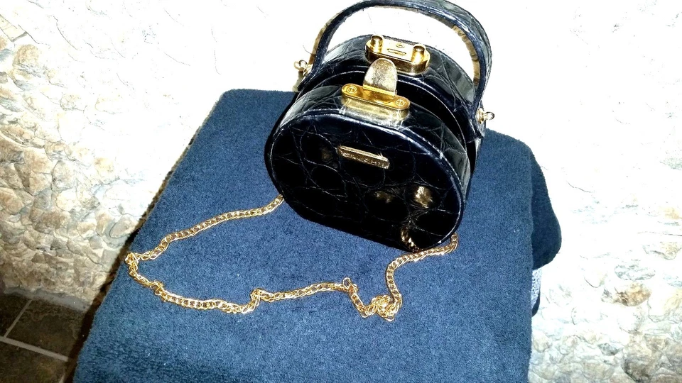 St. Johns pequeño cocodrilo sintético negro. bolso estampado con correa de cadena  Foto 4 de 4