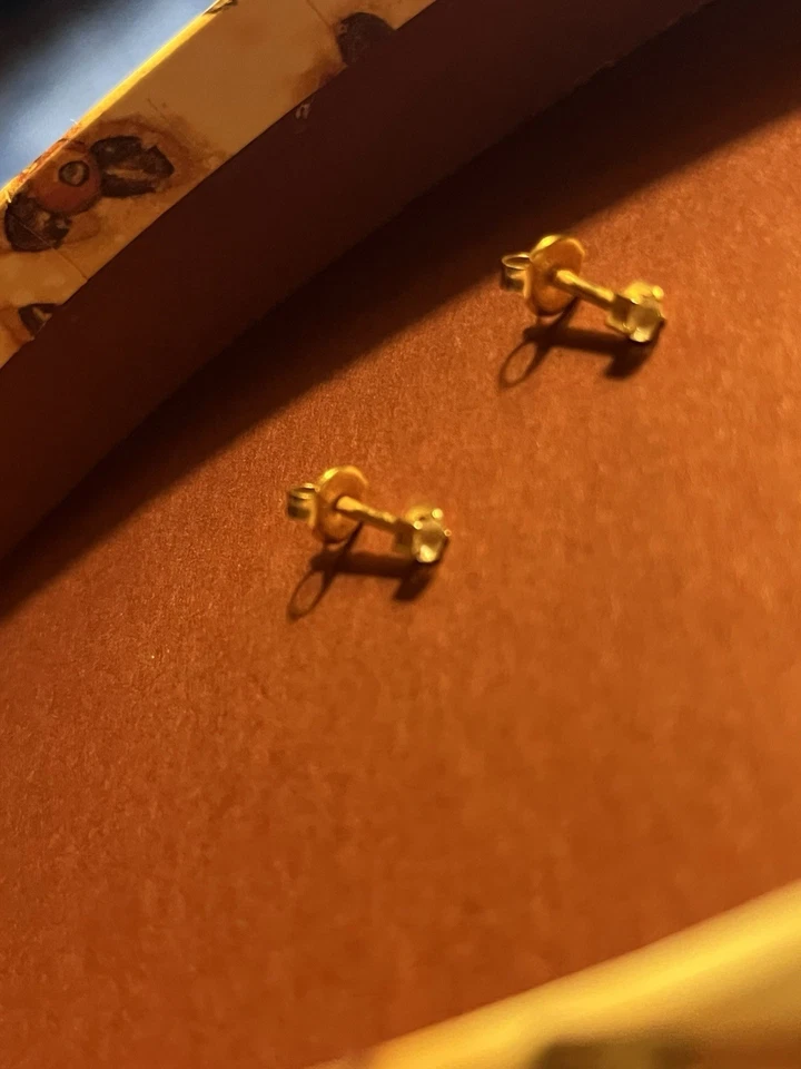 Aretes redondos genuinos con pasador de diamantes y mariposa en oro amarillo de 14 k Foto 3 de 4