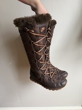 Nike Apres Skyhigh Lined Pom Pom Brown Winter...