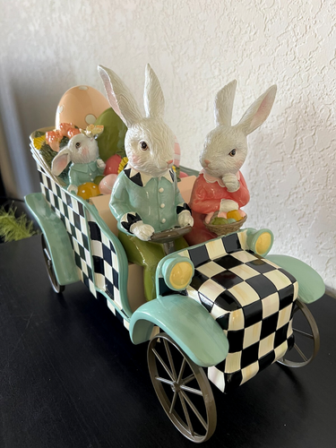 MacKenzie-Childs PRIMAVERA LANZAMIENTO CONEJO COCHE Conejo de Pascua Figura Decoración NUEVO en CAJA - Imagen 3 de 18