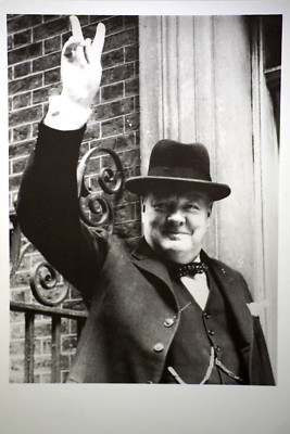 Postkarte Winston Churchill gibt sein V für Siegesgruß Juni 1943 Kaiserlicher Krieg