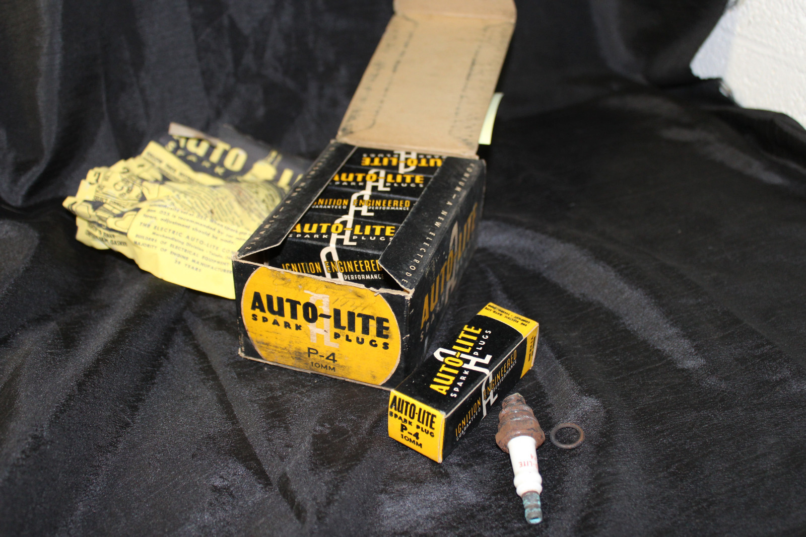 NOS Autolite Spark Plugs P-4 10mm Box of 10 Very Rare 1946 C-5