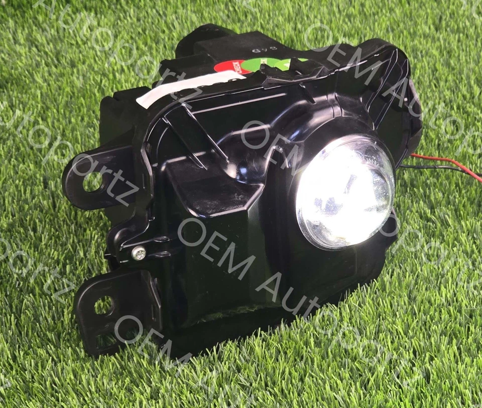 Luz antiniebla del lado izquierdo del conductor Lexus IS250 IS350 2014-2016 F Sports OEM usada Foto 2 de 4