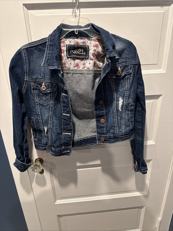 Rue 21 Women’s Junior’s Cropped Distressed blue Denim Jacket size M