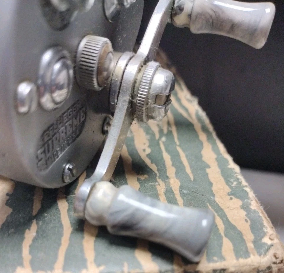 Carrete de pesca vintage Pflueger Supreme Nº 1573: caja, asas de mármol gris Foto 3 de 4