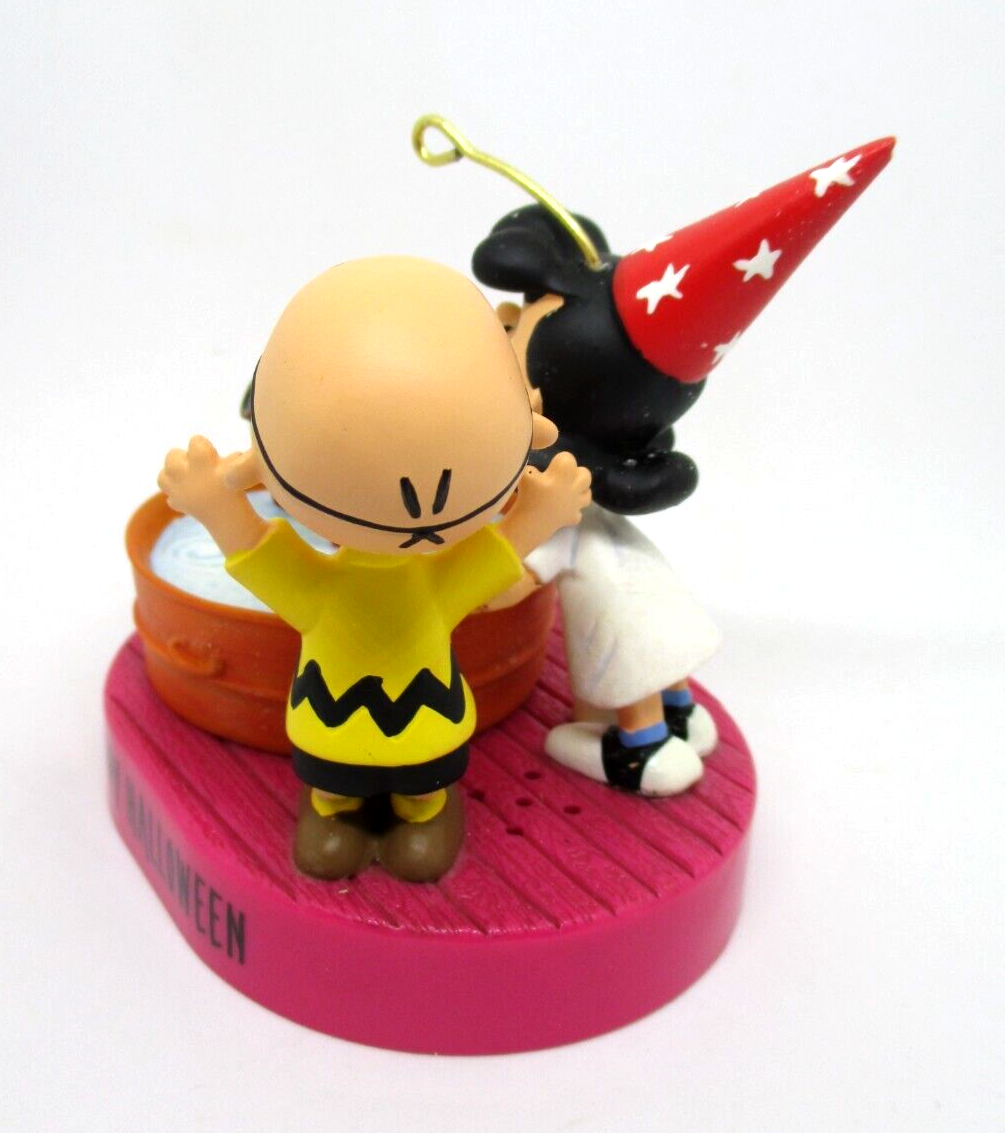 Hallmark Halloween Ornament PEANUTS 2012 BOBBING FOR APPLES TESTED n/bx