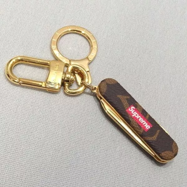 Porte clés couteau de poche LOUIS VUITTON monogramme suprême avec boite MP2071 or occasion
