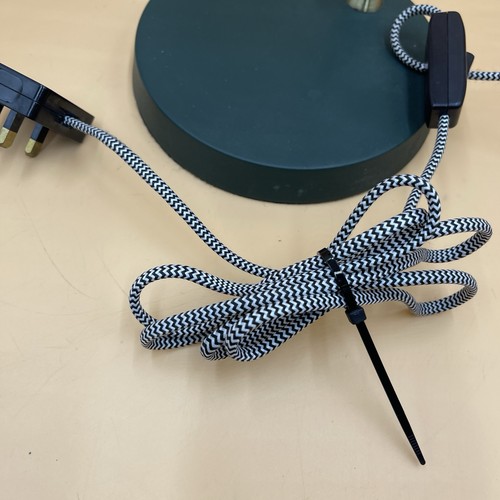 Interruptor de lámpara de escritorio de mesa grande pesado ajustable verde Anglepoise Made.com funcionando - Imagen 3 de 18