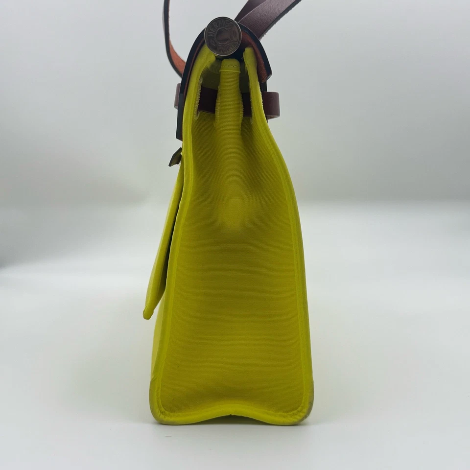 Hermes Herbag 31 Lona Toile H Amarelo Limão com Couro Borgonha Chevre Mysore - Imagem 4 de 4