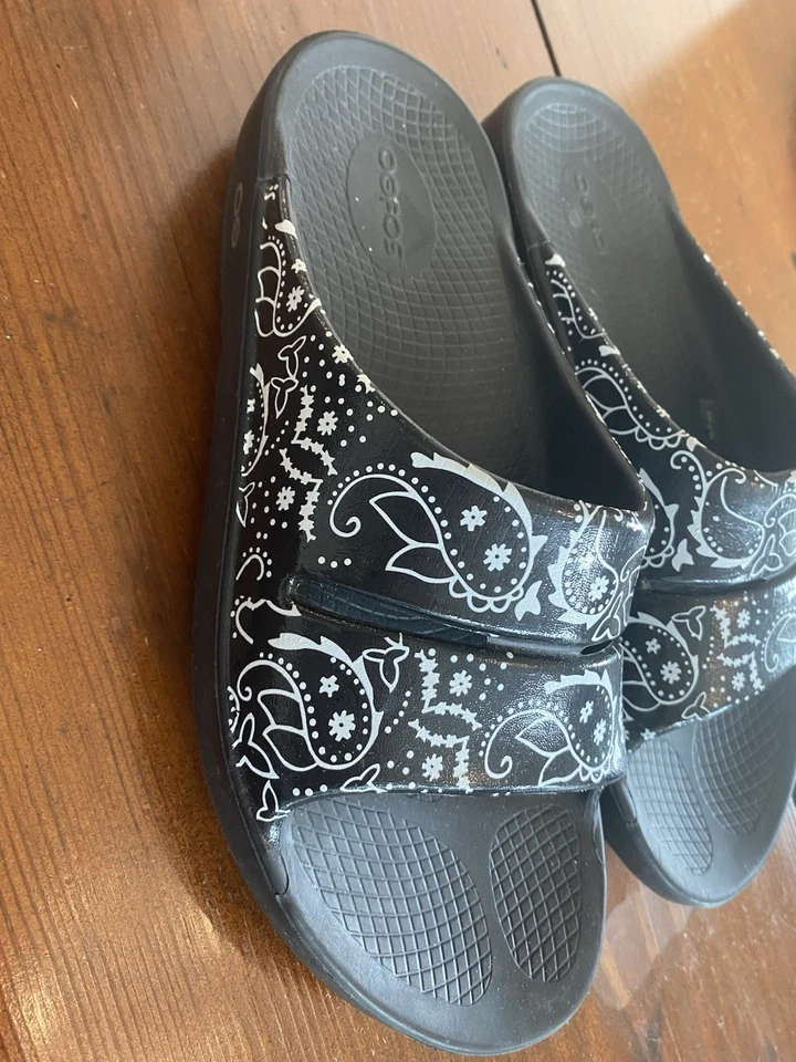 OOFOS Slip On Sandals Size 8 (men) Size 10 (women) Black Paisley Floral - Image 2 of 4
