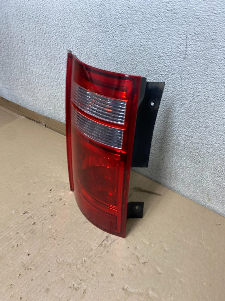 Lanterna traseira lateral esquerda Dodge Grand Caravan 2008 a 2010 fabricante de equipamento original U1023 DW - Imagem 2 de 4