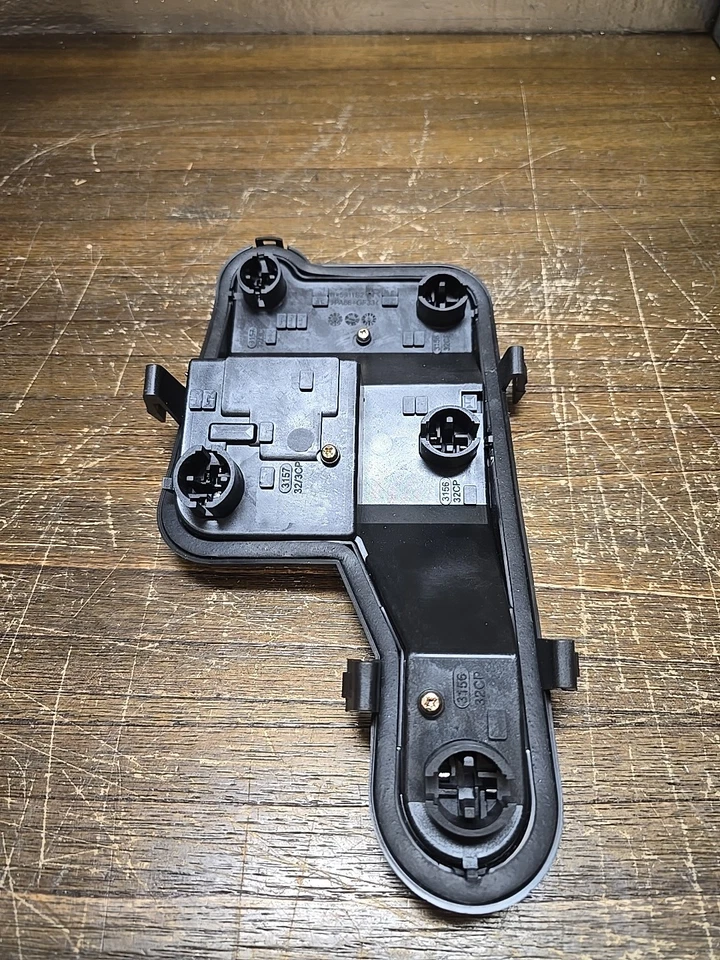 Placa conector luz trasera regular TYC 11-5912-20 se adapta a 99-05 Pontiac Grand Am Foto 3 de 4