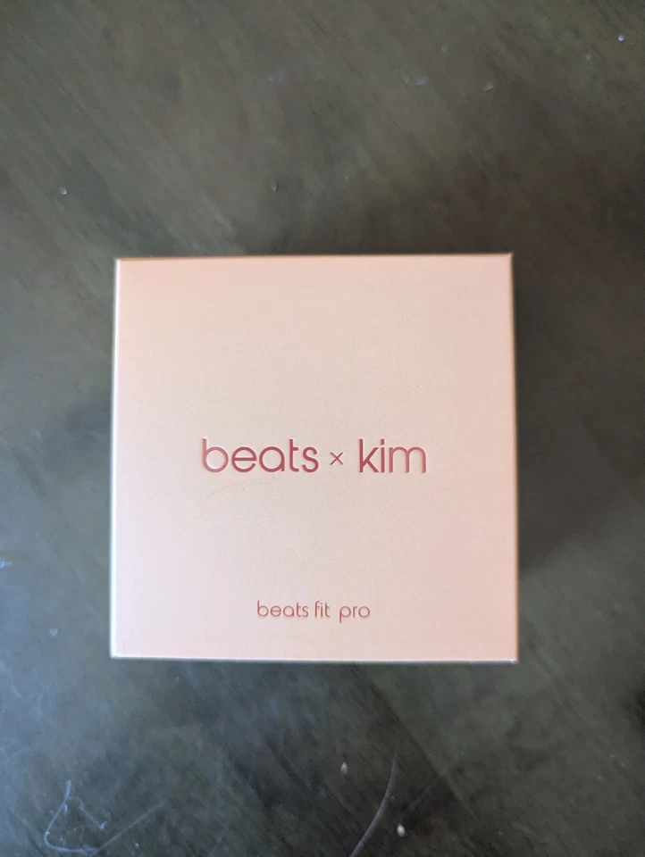 Beats Fit Pro x Kim Edition – Duna (marrom médio) levemente usado - Imagem 2 de 4