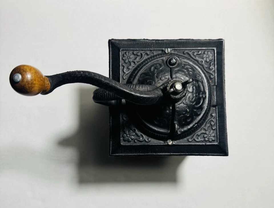 Винтажная ручная кофемолка с металлическим верхом и деревянным основанием работает отлично - Изображение 2 из 4