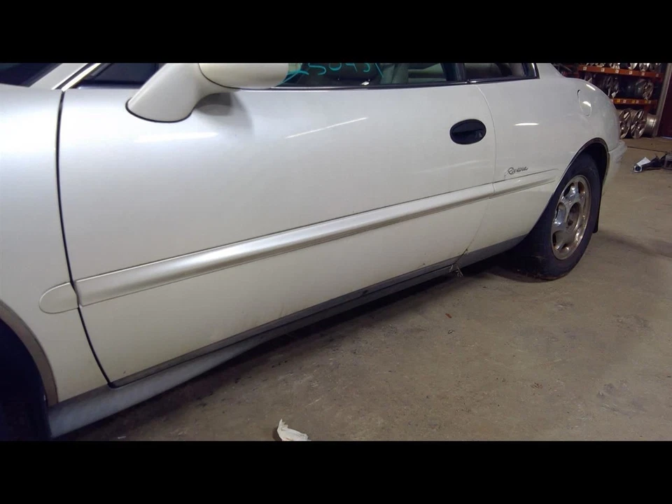 Puerta delantera izquierda conductor compatible con 95-99 RIVIERA 1688201 Foto 3 de 4