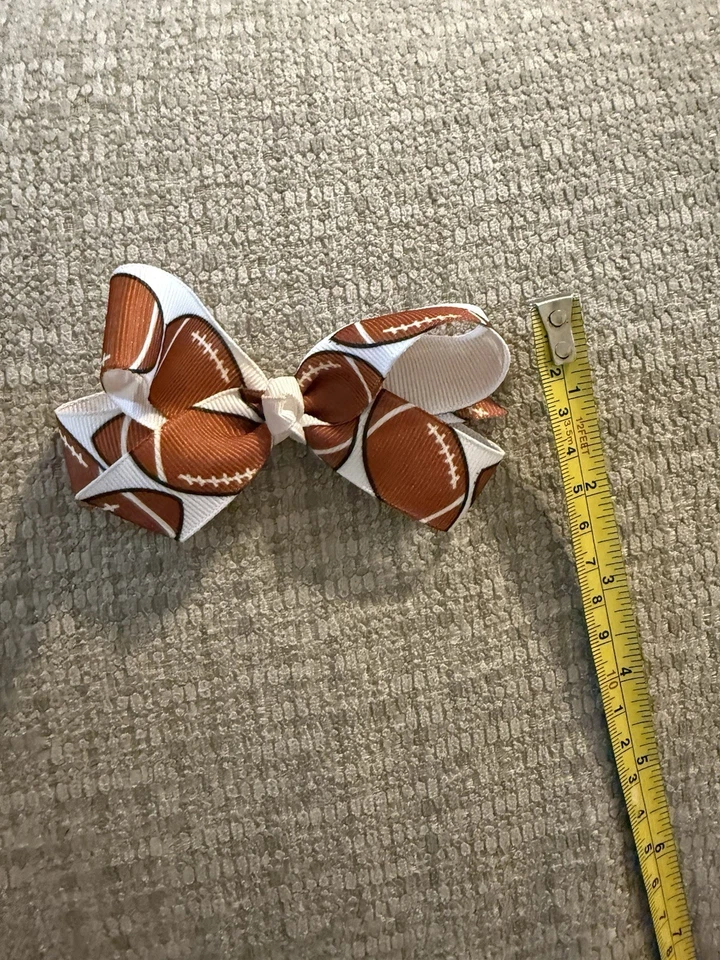 Moño de pelo de fútbol americano hecho a mano de 4 pulgadas con un clip de fácil deslizamiento Foto 3 de 4