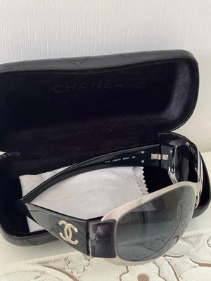 Chanel 4116 Sunglasses with original case - Image 1 of 4