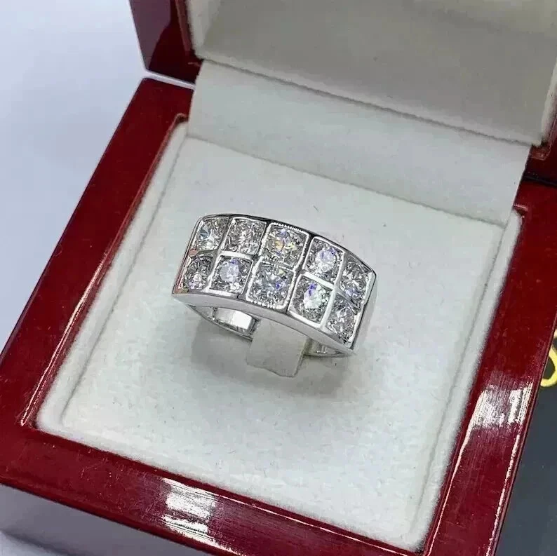 Alianza de boda de diamantes creados en laboratorio de corte redondo de 2 quilates enchapada en oro blanco de 14 quilates para hombre Foto 2 de 4