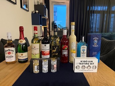 Verschiedene Flaschen Alkohol (Gin, Whisky, Sekt, Wein)