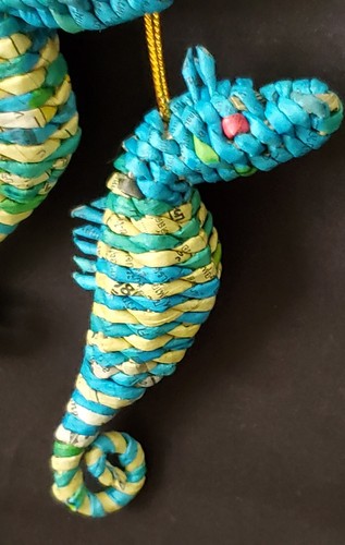 UPCYCLED FOLK-ART BASKET WOVEN PAPER SEA HORSES (X2) CHRISTMAS ORNAMENTS - Picture 3 of 9