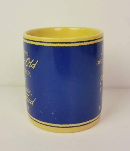Gelbe Kaffeetasse/Tasse ""Ich arbeite nur hier, weil ich bin ...."" Designers Kollektion - Bild 2 von 5