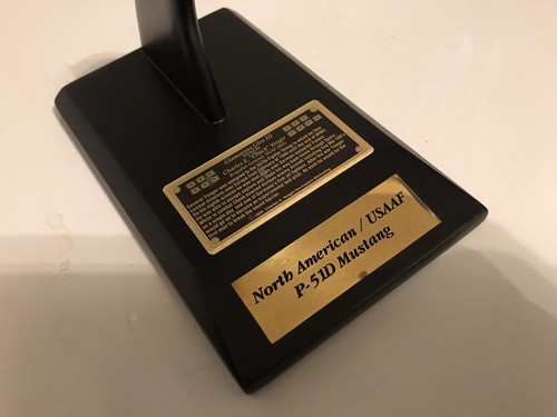 P-51 MUSTANG DESK-MODEL signed by GENERAL CHUCK YEAGER 1:24 Scale P51 cert - Picture 2 of 12