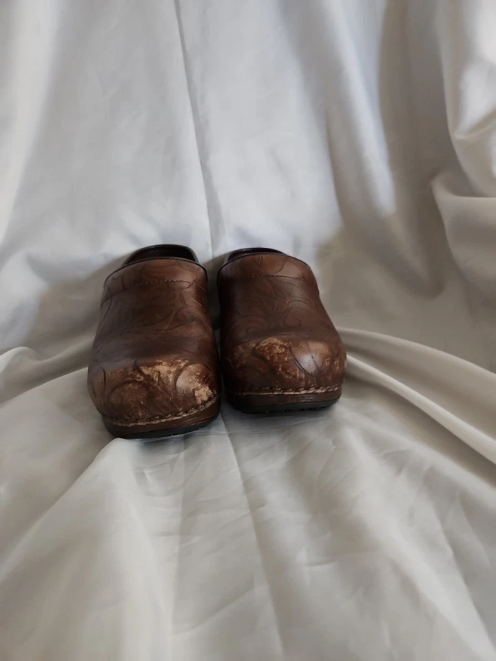 Zapato Zueco Dansko Profesional XP Mujer Talla 36 Marrón Floral Trabajado Foto 2 de 4