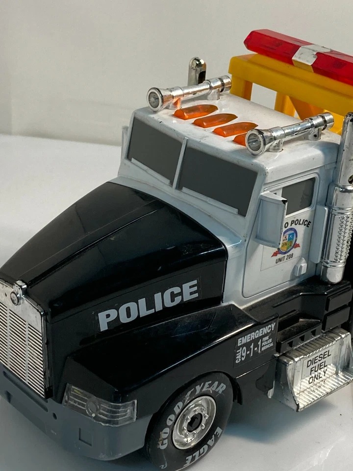 Toy Funrise Police Wrecker 1992 6 Wheels Lights Sound - Image 2 of 4