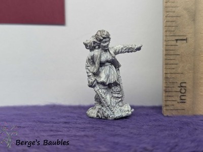 Grenadier G18 (b) Woman Adventurer 0005 Metal Miniature Fantasy
