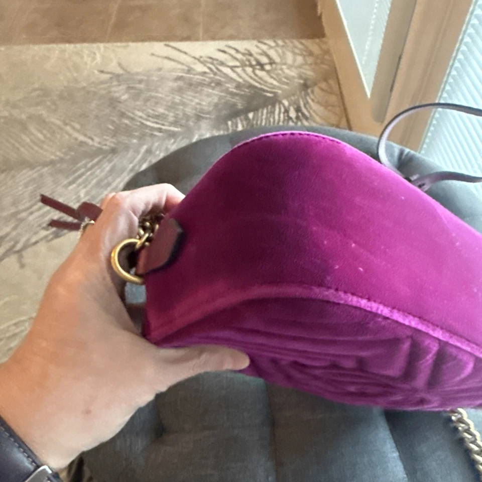 Bandolera Gucci Marmont de terciopelo púrpura Foto 3 de 4