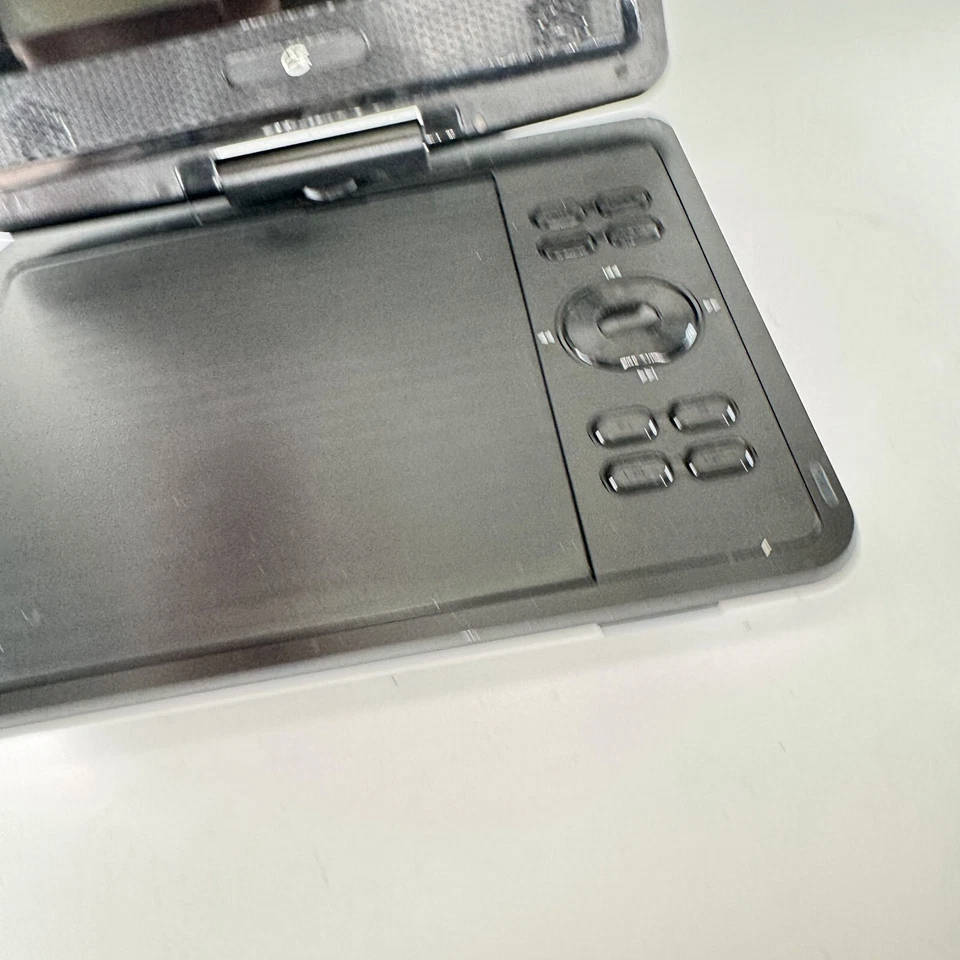 Reproductor de DVD/CD portátil GPX PD701W negro pantalla LCD TFT de 7" estéreo de 2 canales Foto 4 de 4