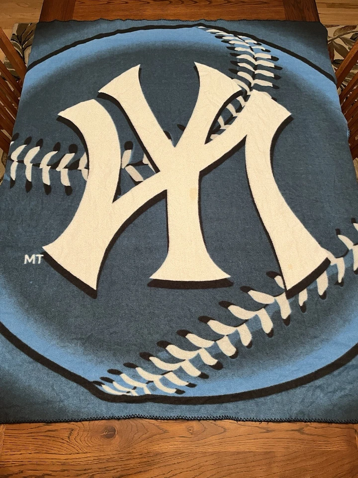 Northwest New York Yankees Blanket 48 x 56 in Blue/White - Image 2 of 2