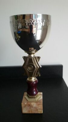 Trophée Pétanque Dames – figurine en plastique avec gravure sur socle en marbre