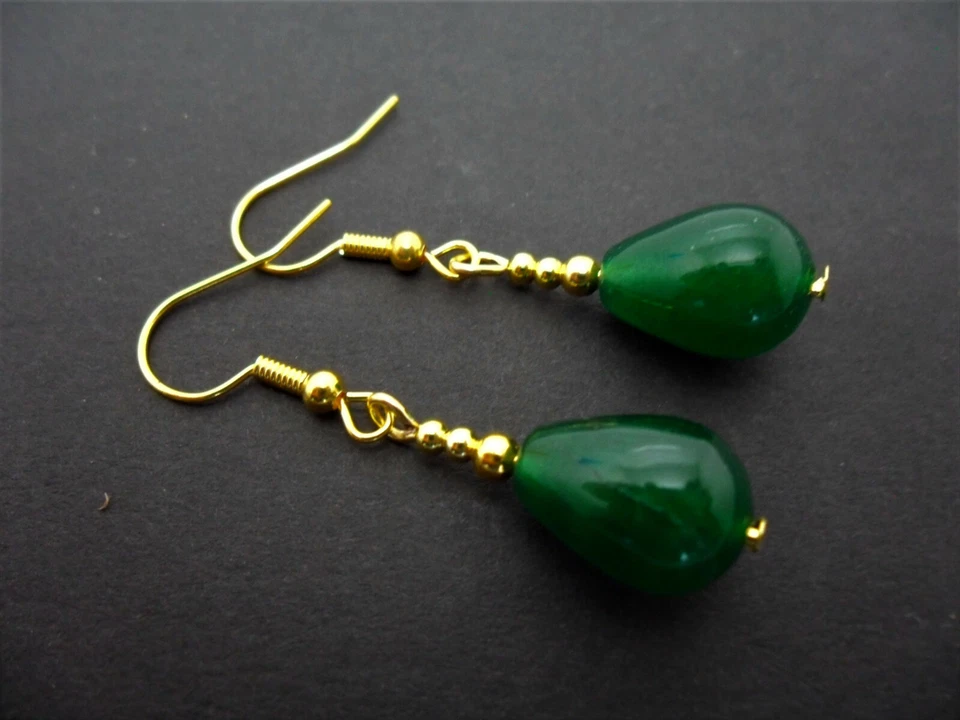 A PAIR OF GREEN JADE TEARDROP DANGLY CLIP ON EARRINGS. NEW. - Image 1 of 1